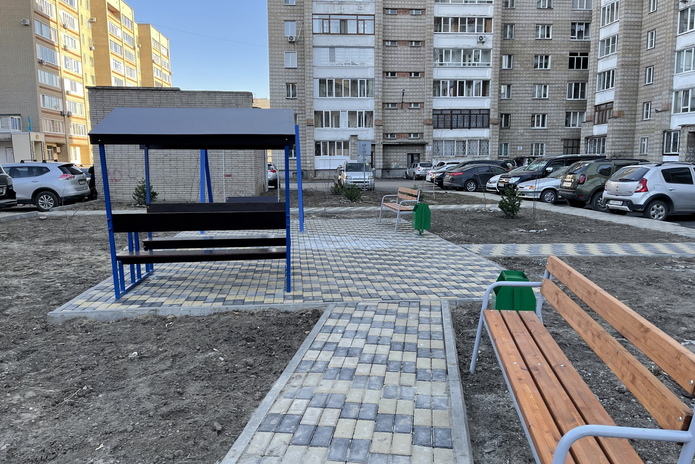 В Усть-Каменогорске новые детские площадки покрывают искусственным газоном